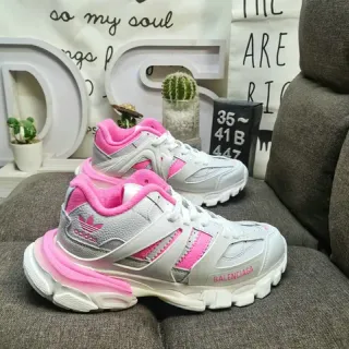 Balenciaga Triple S x Adidas গোলাপি ও রূপালী মোটা স্নিকার