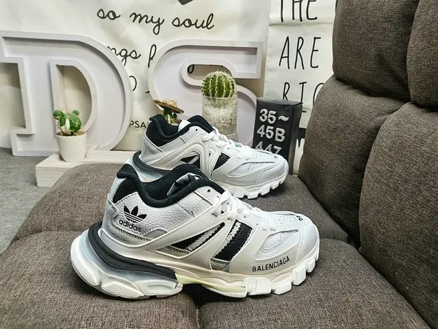 Balenciaga Triple S x Adidas chaussures grueses roses et argentées 2