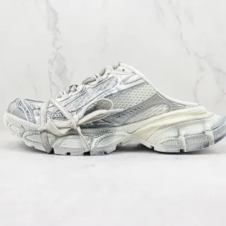 Balenciaga mule slip-on blanco y gris con suela honeycomb esculpida chunky sneakers