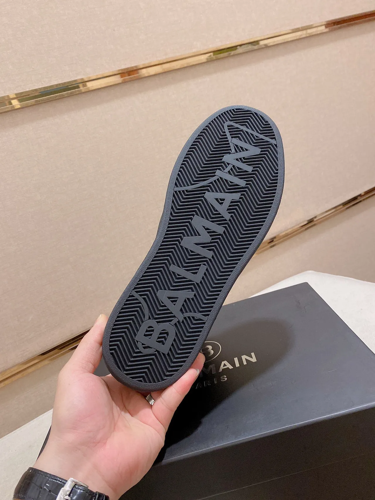 Balmain B-Court Baskets Lifestyle Noir et Or à la Cheville 2