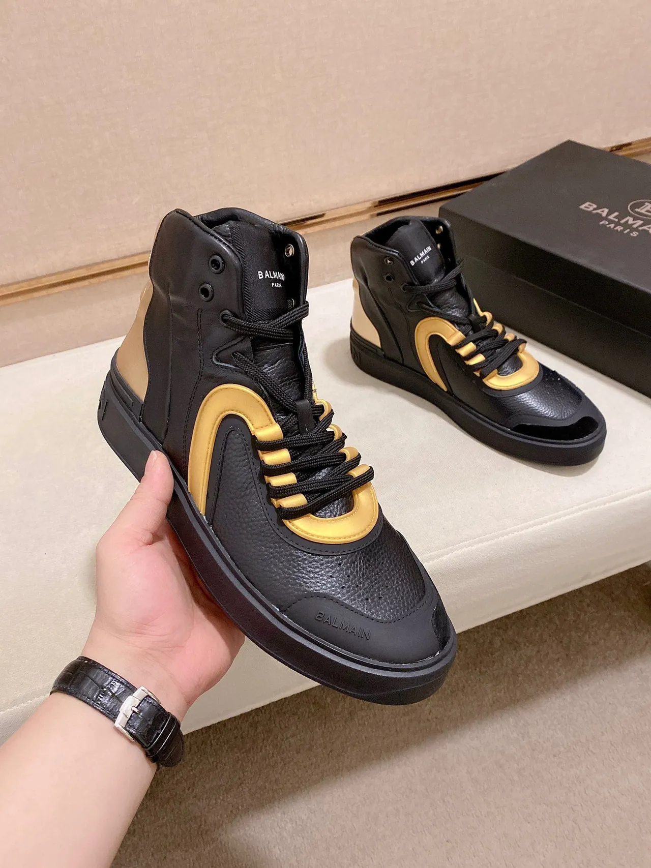 Balmain B-Court Baskets Lifestyle Noir et Or à la Cheville 5