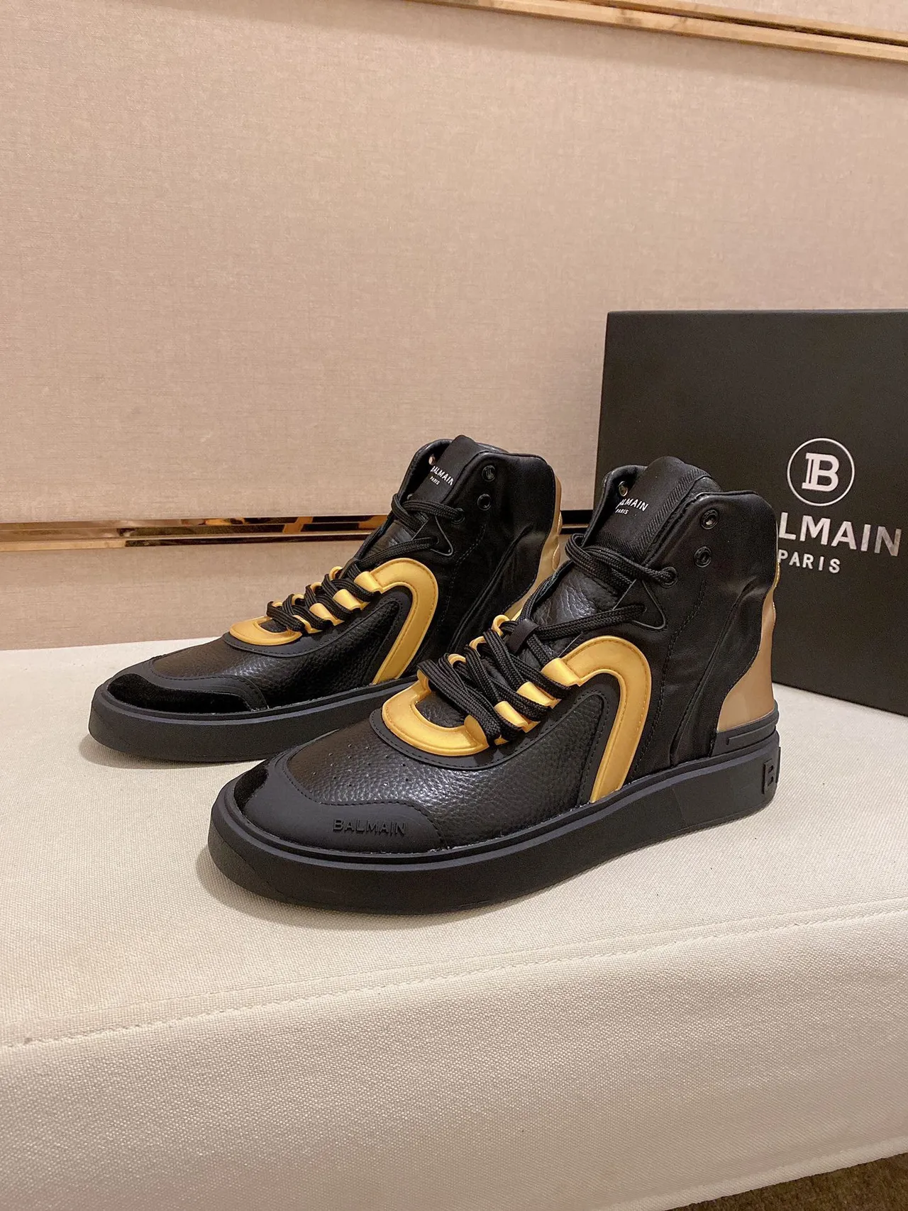 Balmain B-Court Baskets Lifestyle Noir et Or à la Cheville 6