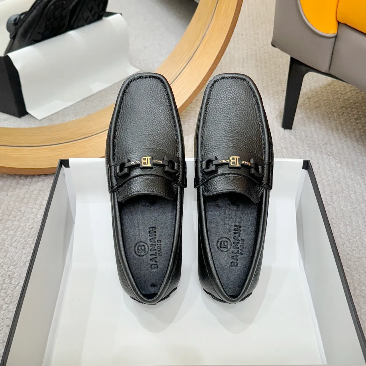 Balmain B-Court Loafer de couro pebbled preto e dourado com fivela metálica com cavalo 2