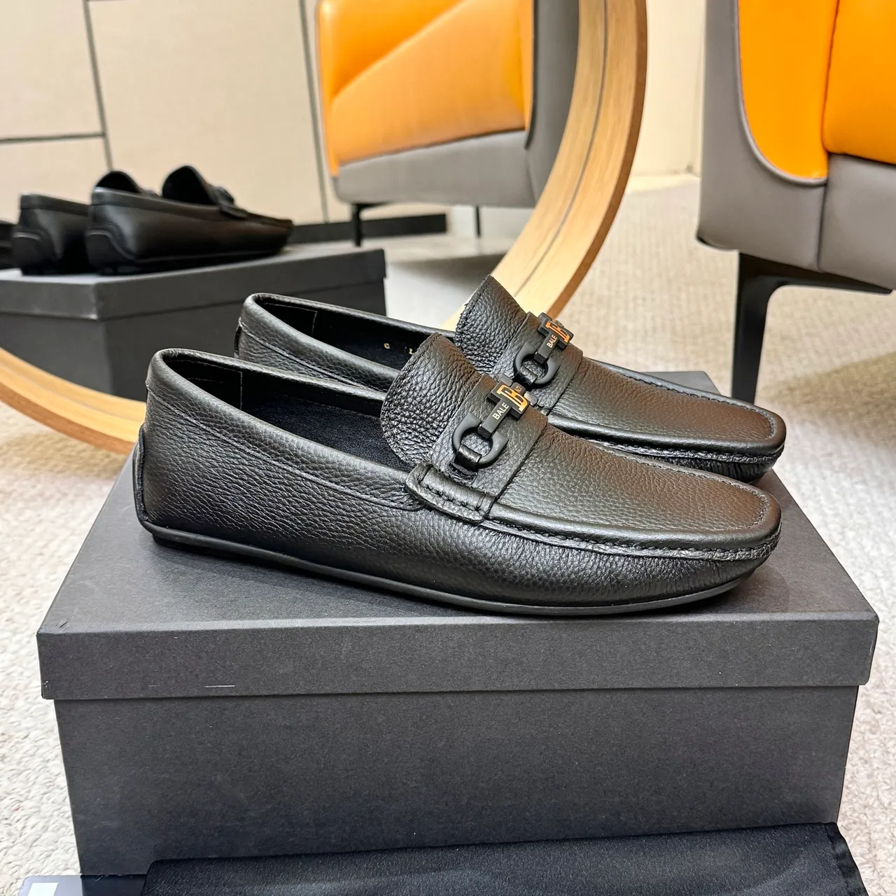 Balmain B-Court Loafer de couro pebbled preto e dourado com fivela metálica com cavalo 3