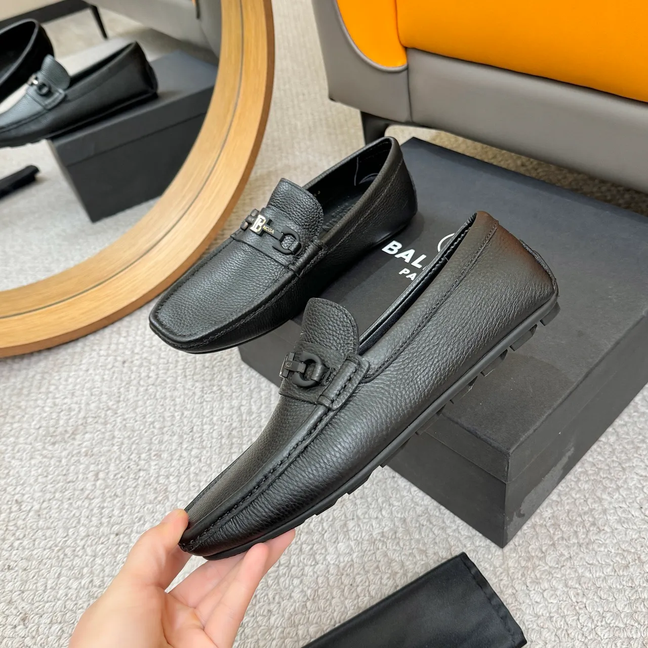 Balmain B-Court Loafer de couro pebbled preto e dourado com fivela metálica com cavalo 4