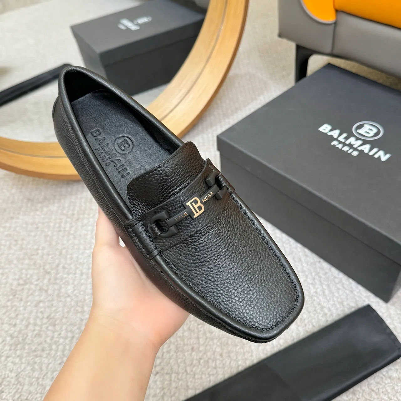Balmain B-Court Loafer de couro pebbled preto e dourado com fivela metálica com cavalo 5