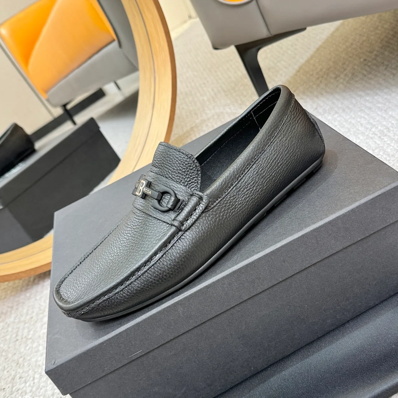 Balmain B-Court Loafer de couro pebbled preto e dourado com fivela metálica com cavalo 6