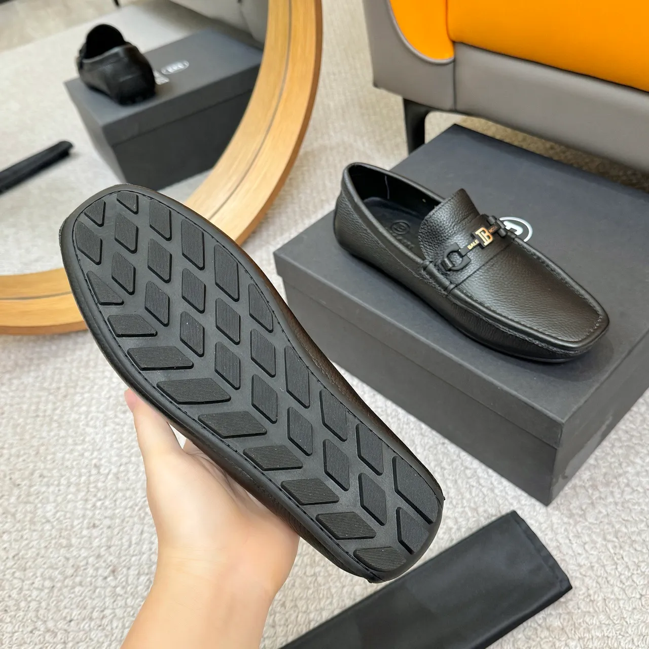 Balmain B-Court Loafer de couro pebbled preto e dourado com fivela metálica com cavalo 7