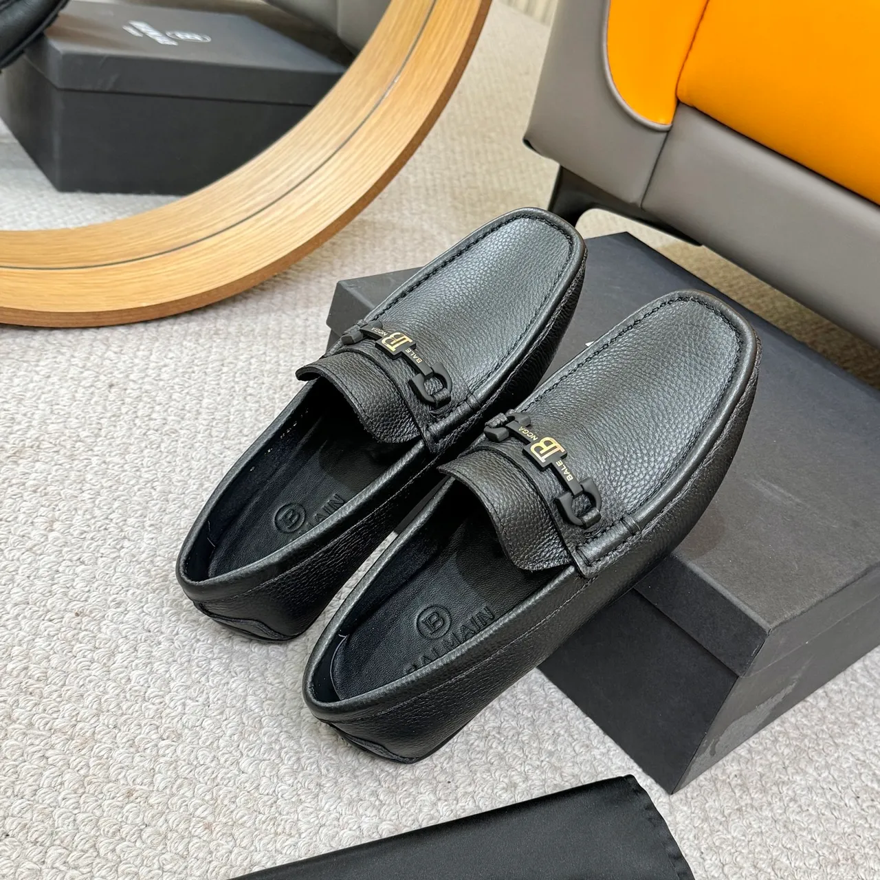 Balmain B-Court Loafer de couro pebbled preto e dourado com fivela metálica com cavalo 8