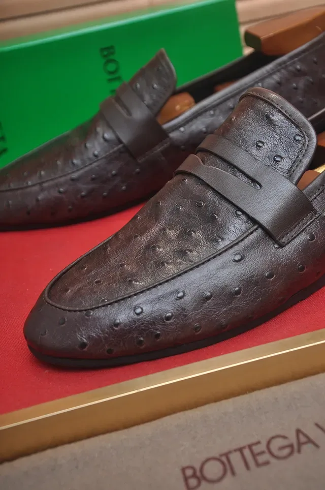 Bottega Veneta Mocassin en Cuir Texturé d'Autruche Marron Noir avec Bride Penny 2