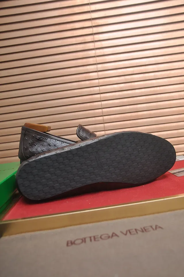 Bottega Veneta Mocassin en Cuir Texturé d'Autruche Marron Noir avec Bride Penny 3