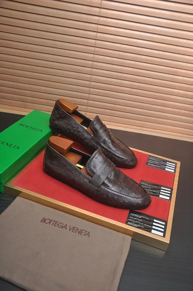 Bottega Veneta Mocassin en Cuir Texturé d'Autruche Marron Noir avec Bride Penny 4