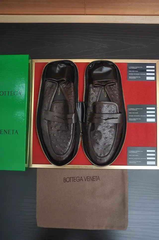 Bottega Veneta Mocassin en Cuir Texturé d'Autruche Marron Noir avec Bride Penny 5