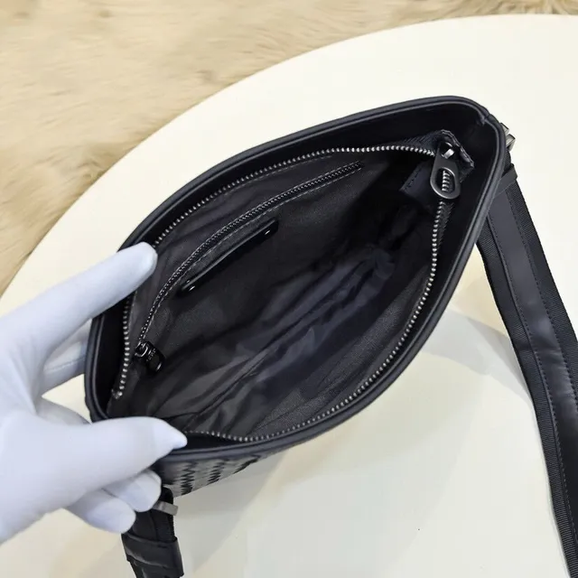 Bottega Veneta Cassette Sac bandoulière noir gris rayé tissé 2