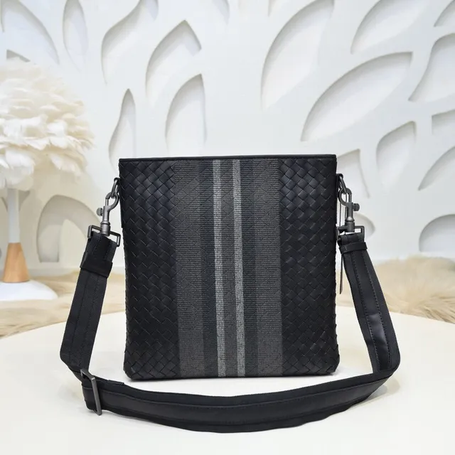 Bottega Veneta Cassette Sac bandoulière noir gris rayé tissé 6
