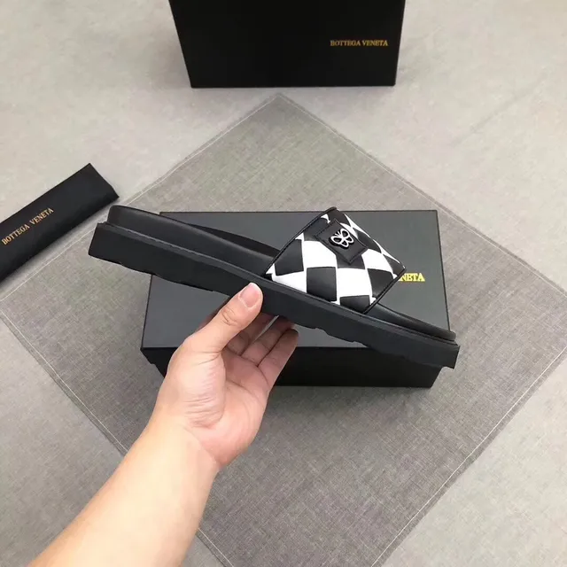 Bottega Veneta كاسيت شطرنجي نعال 9