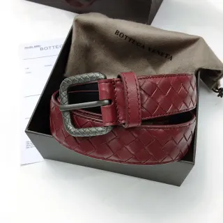 Bottega Veneta Cassette Intrecciato बर्गंडी और गनमेटल चमड़ी की बेल्ट