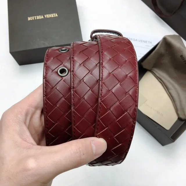Bottega Veneta Cassette Intrecciato ceinture en cuir bordeaux et gunmetal 2