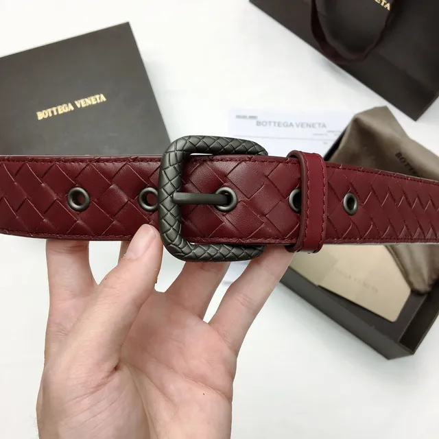 Bottega Veneta Cassette Intrecciato ceinture en cuir bordeaux et gunmetal 4