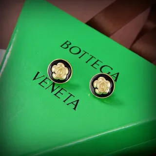 Bottega Veneta सोने का गुलाब काले एनामेल स्टड ईयरिंग्स