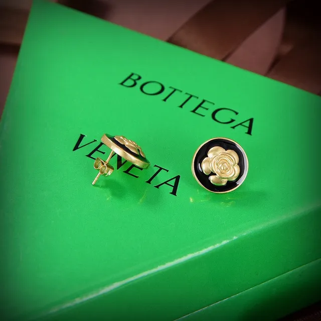 Bottega Veneta Rose d'Or sur Émail Noir Boucles d'Oreilles à Clou 3