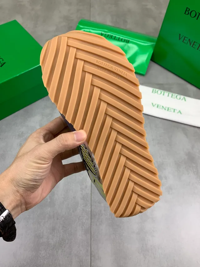 Bottega Veneta Malha e Superposição Metálica Tênis Lifestyle 3