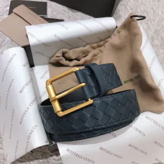 Bottega Veneta नेवी गोल्ड Intrecciato बुनावट आयताकार बकल चमड़े का पट्टा