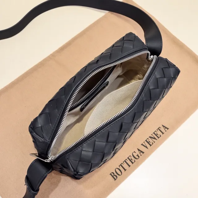 Bottega Veneta The Mini Pouch Black Intrecciato Cuir Tressé Sac Messager 2