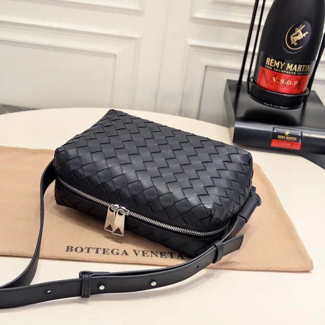 Bottega Veneta The Mini Pouch Black Intrecciato Cuir Tressé Sac Messager 3