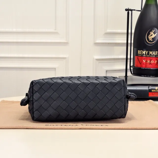 Bottega Veneta The Mini Pouch Black Intrecciato Cuir Tressé Sac Messager 4