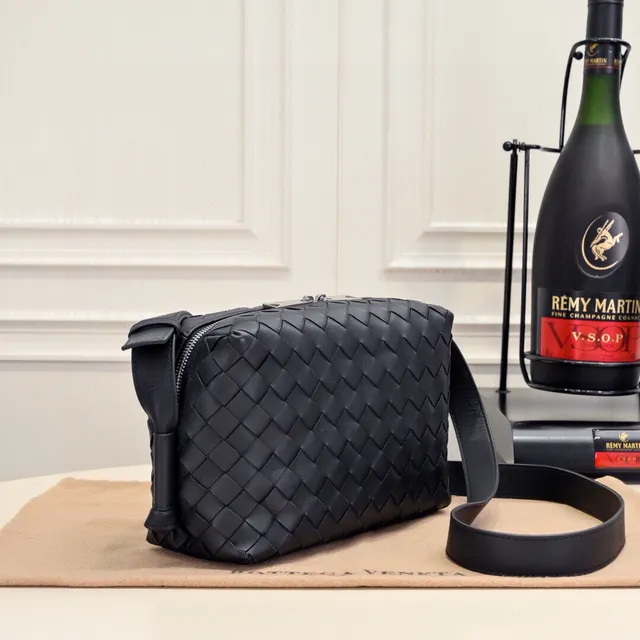 Bottega Veneta The Mini Pouch Black Intrecciato Cuir Tressé Sac Messager 5