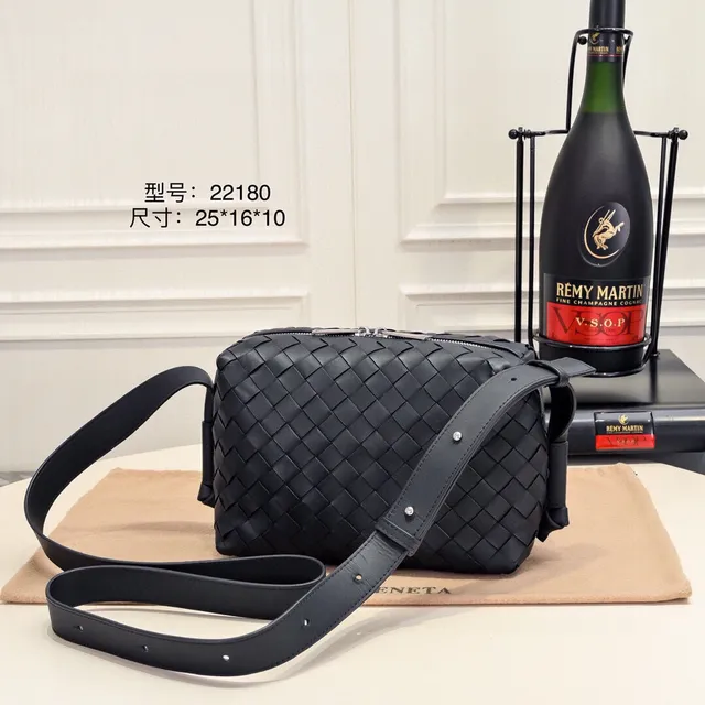 Bottega Veneta The Mini Pouch Black Intrecciato Cuir Tressé Sac Messager 6