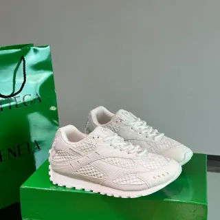 Bottega Veneta أحذية رياضية أبيض مع طبقات شبكية ماسية مبطنة بناء اصطناعي طبقي أسلوب حياة