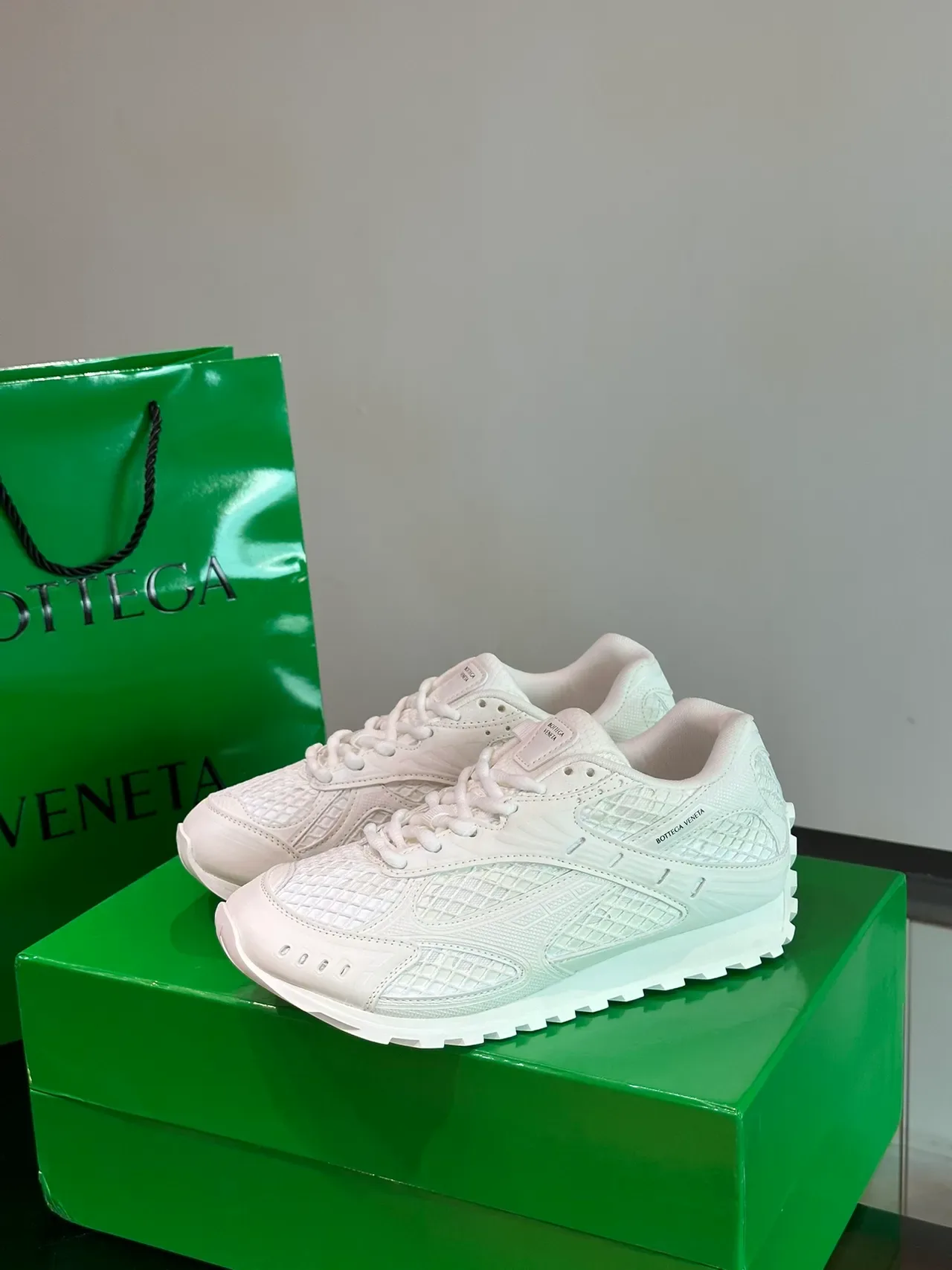 Bottega Veneta أحذية رياضية أبيض مع طبقات شبكية ماسية مبطنة بناء اصطناعي طبقي أسلوب حياة 5