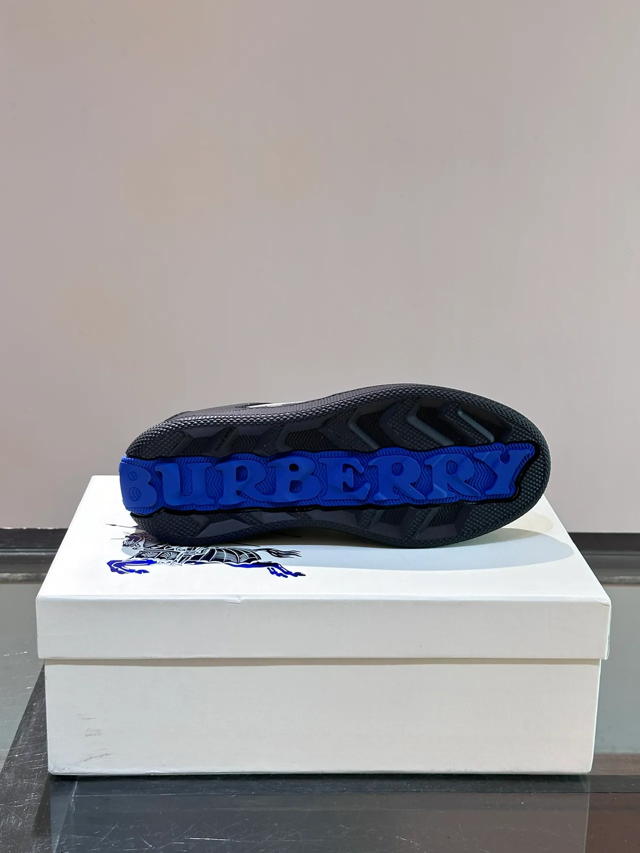 Burberry sneakers lifestyle cuir noir bleu partie supérieure house check panneaux latéraux 2