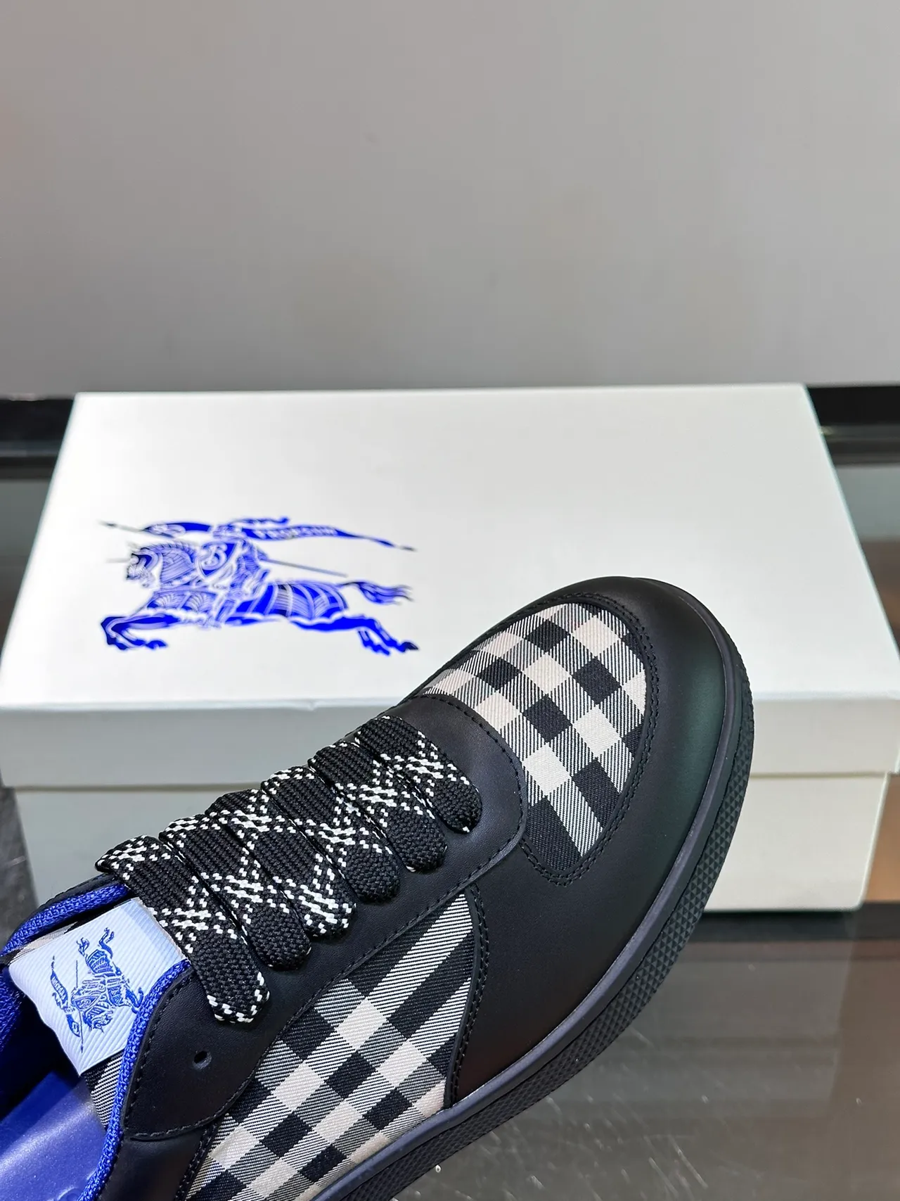 Burberry sneakers lifestyle cuir noir bleu partie supérieure house check panneaux latéraux 3
