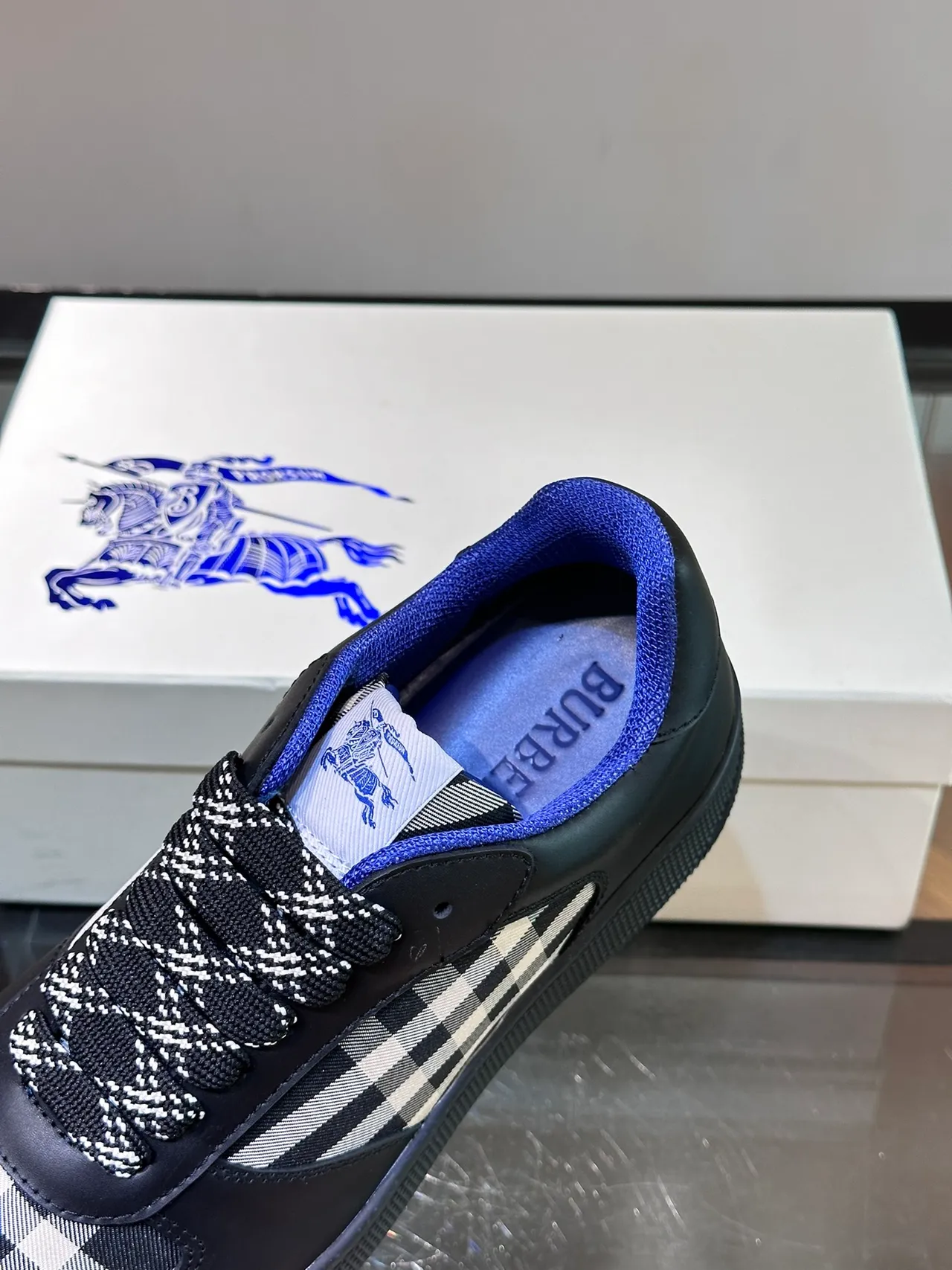 Burberry sneakers lifestyle cuir noir bleu partie supérieure house check panneaux latéraux 4