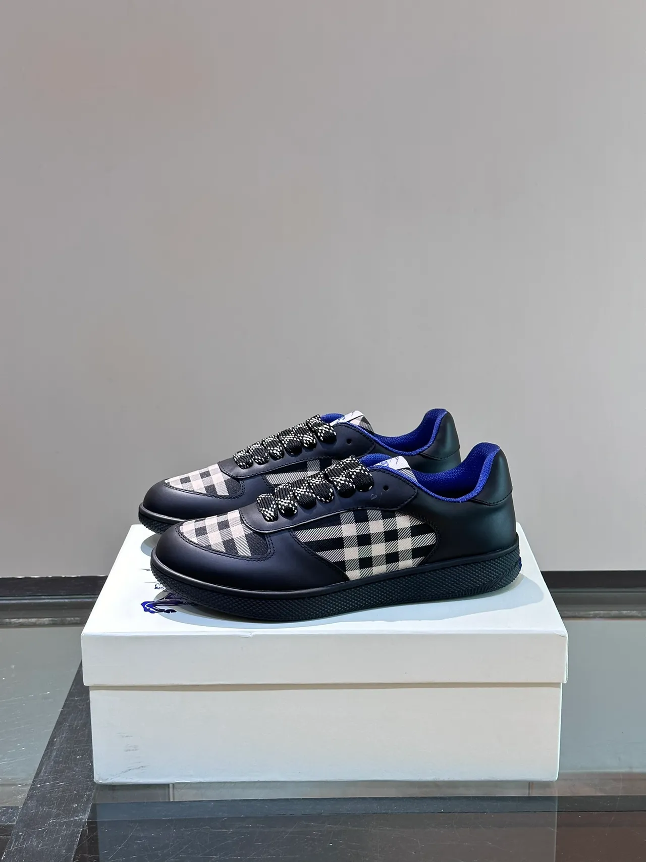 Burberry sneakers lifestyle cuir noir bleu partie supérieure house check panneaux latéraux 5