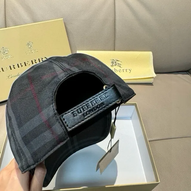 Burberry চেক প্যাটার্ন কালো ধূসর লাল বেসবল ক্যাপ 3