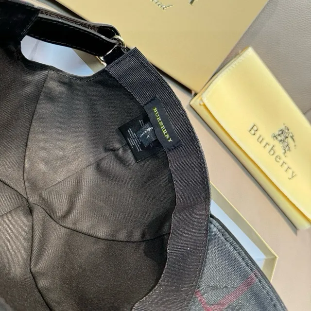 Burberry চেক প্যাটার্ন কালো ধূসর লাল বেসবল ক্যাপ 4