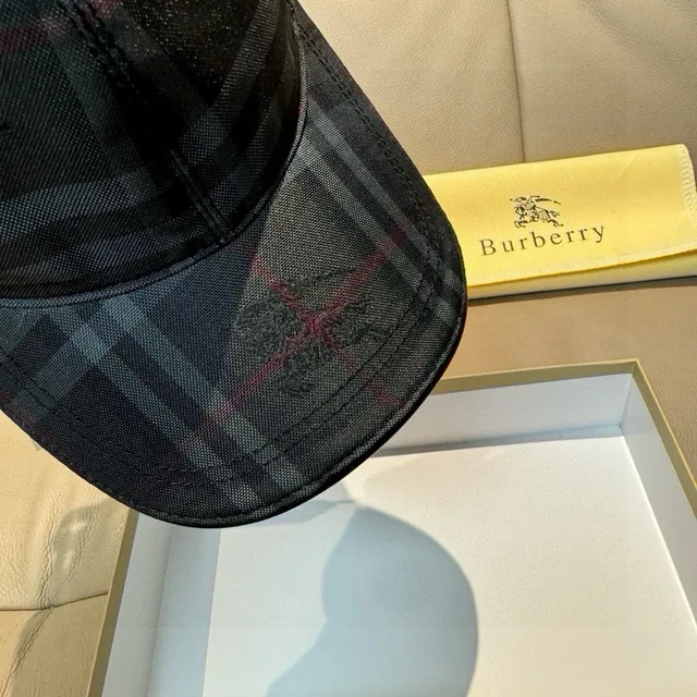 Burberry চেক প্যাটার্ন কালো ধূসর লাল বেসবল ক্যাপ 5