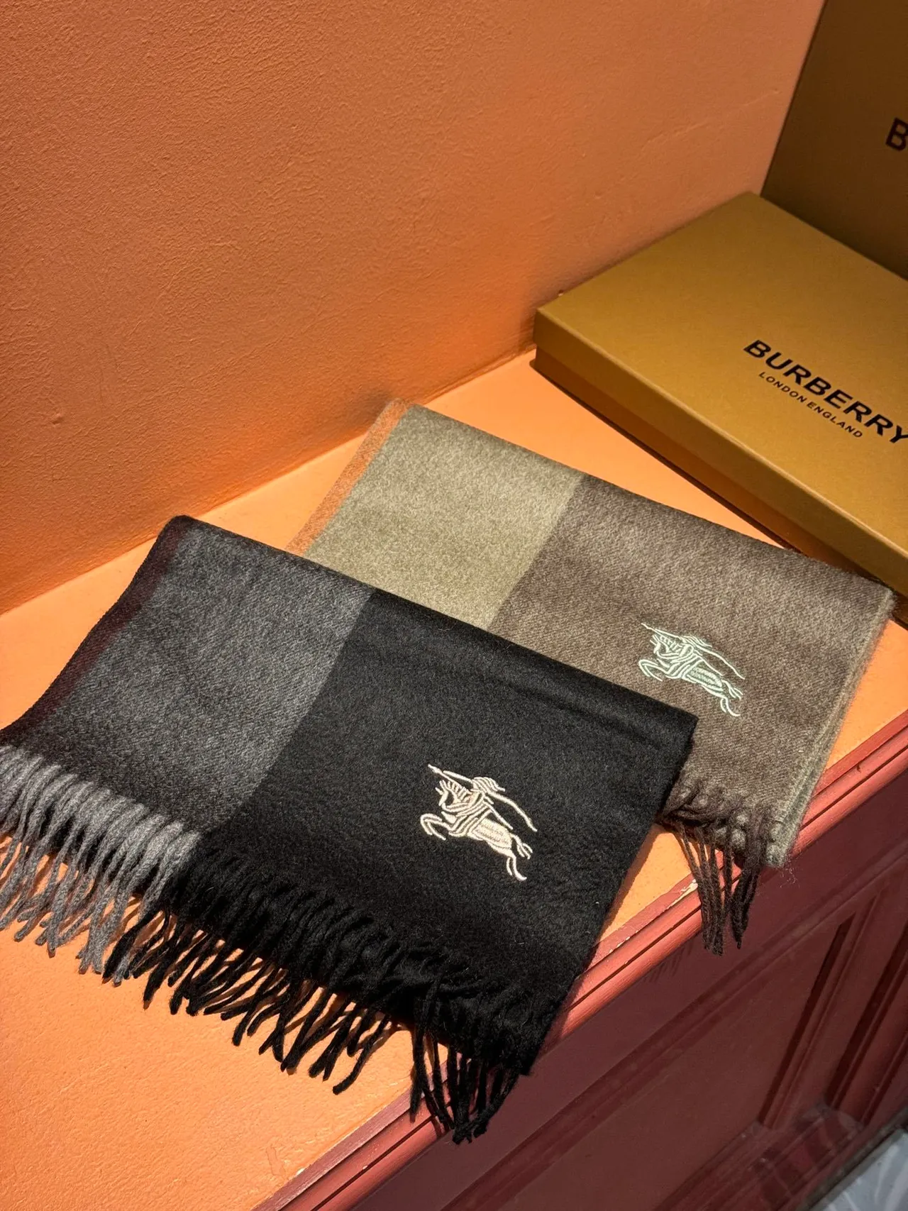 Burberry وشاح كشمير رمادي برتقالي مزيج ألوان كتلي مع حواف متشابكة 5