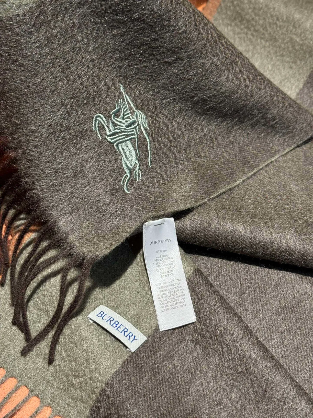 Burberry وشاح كشمير رمادي برتقالي مزيج ألوان كتلي مع حواف متشابكة 8