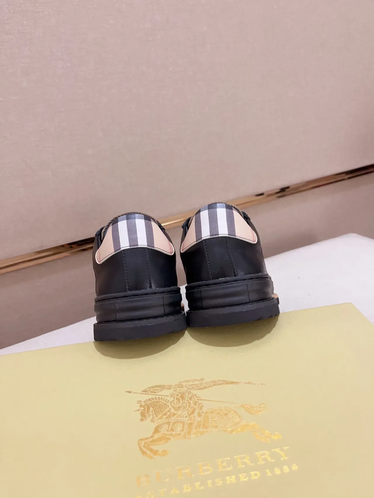 Burberry Knight Noir Beige Low-Top Matériau Mixte Lifestyle Sneakers 3
