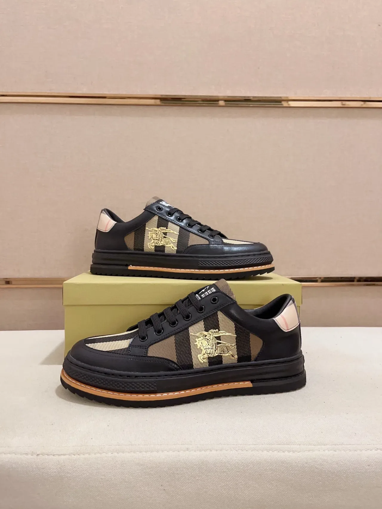 Burberry Knight Noir Beige Low-Top Matériau Mixte Lifestyle Sneakers 4