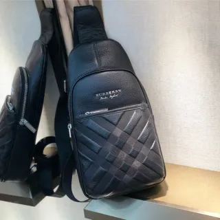 Burberry Knight কালো কুইল্টেড লেদার মেসেঞ্জার ব্যাগ
