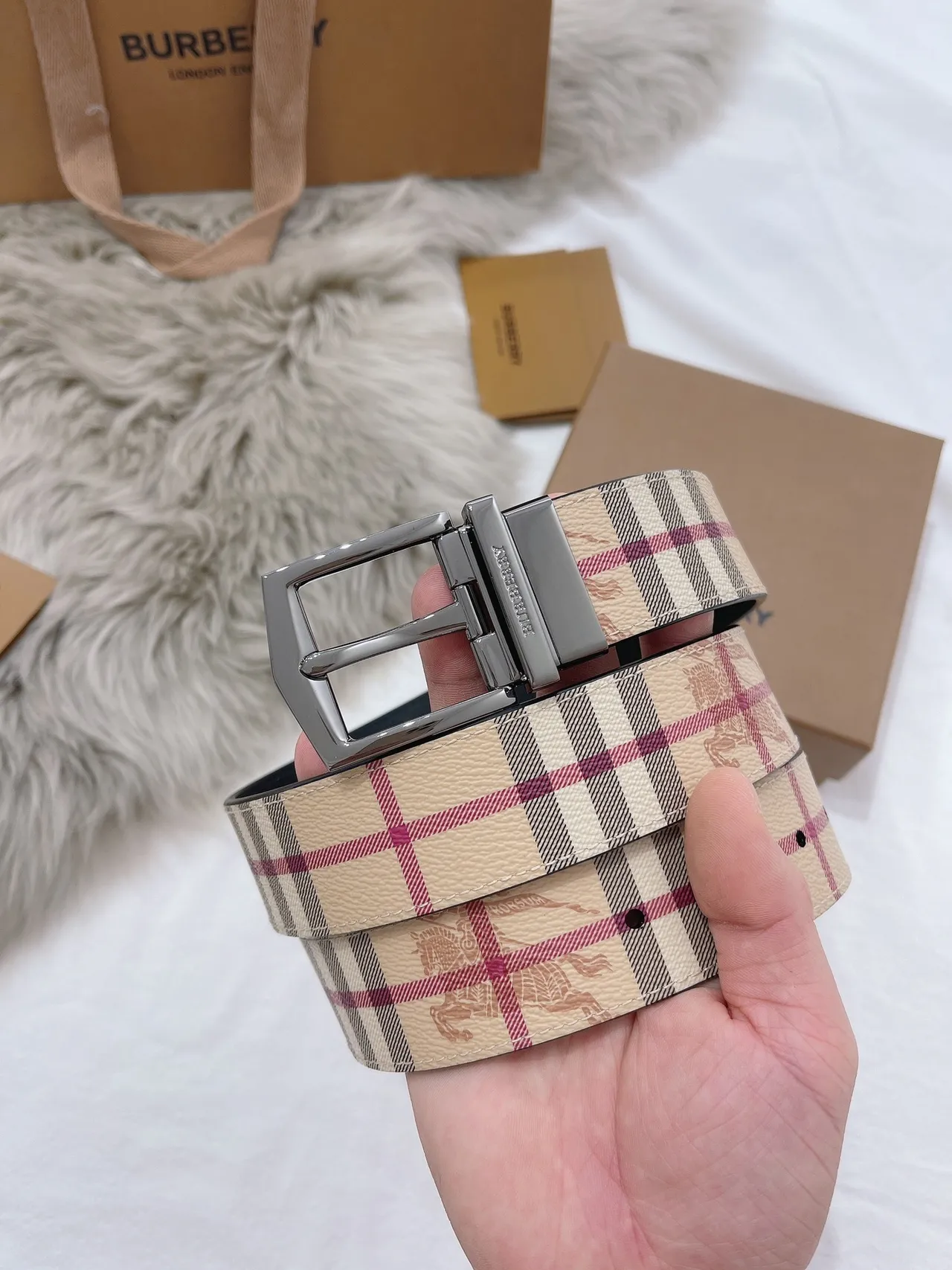Burberry Knight Haymarket Check Cinto de couro bege e preto 2
