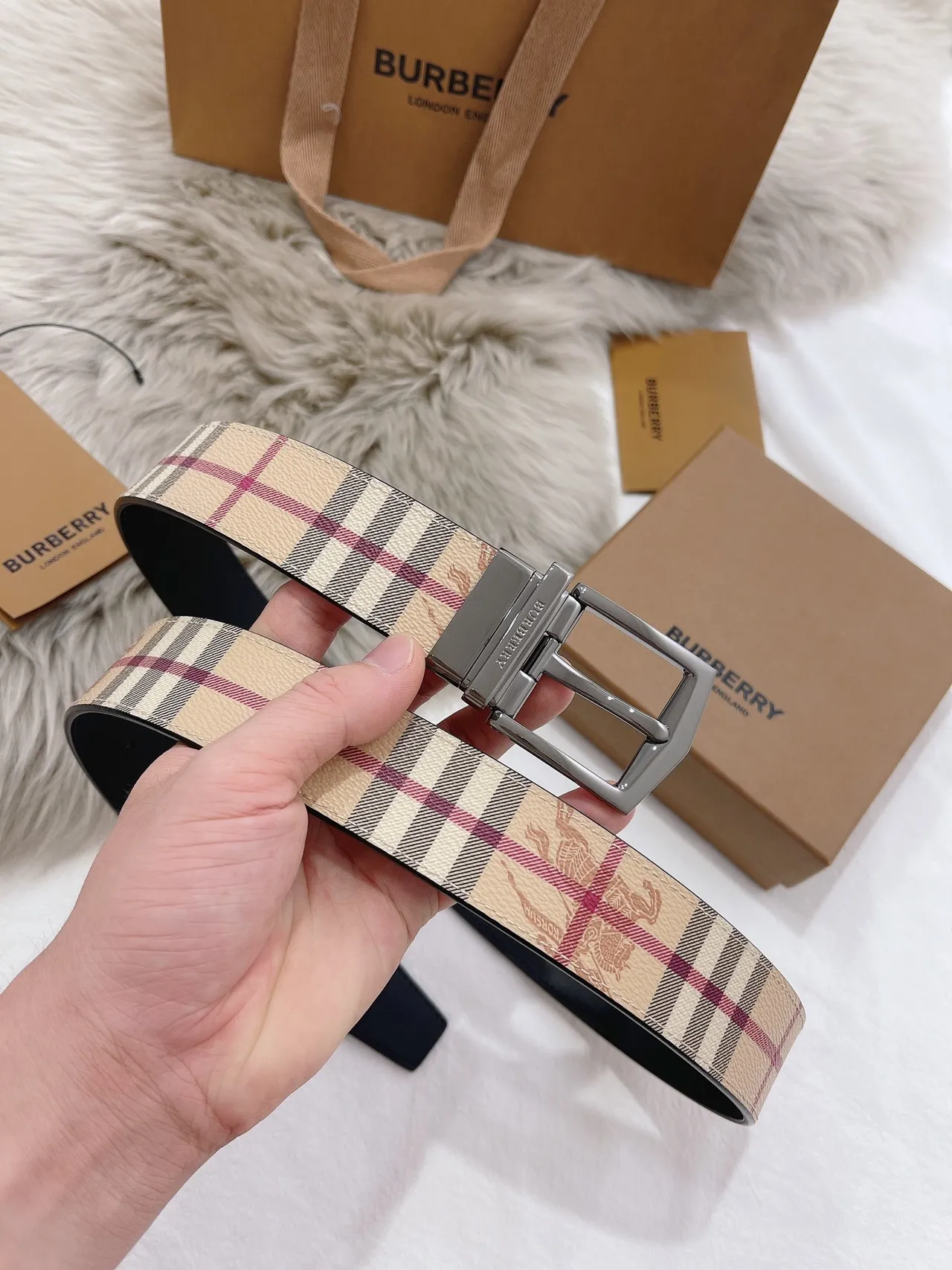 Burberry Knight Haymarket Check Cinto de couro bege e preto 3