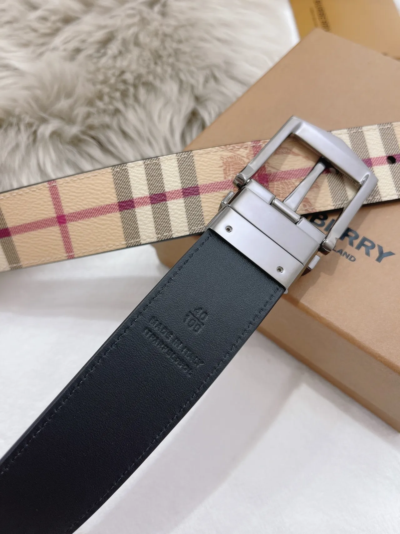 Burberry Knight Haymarket Check Cinto de couro bege e preto 4