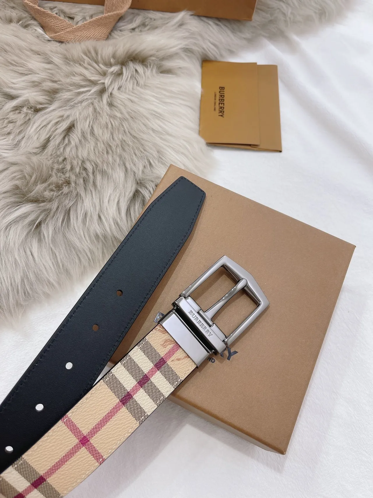 Burberry Knight Haymarket Check Cinto de couro bege e preto 5